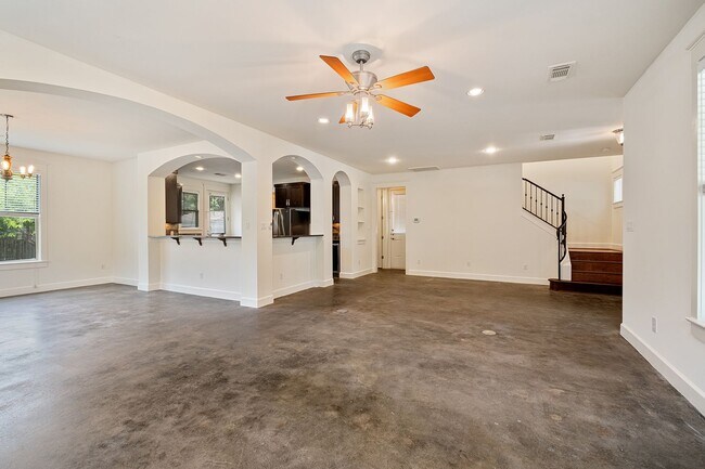Building Photo - Beloved 3 Bedroom, 2.5 Bath Home in Brentwood