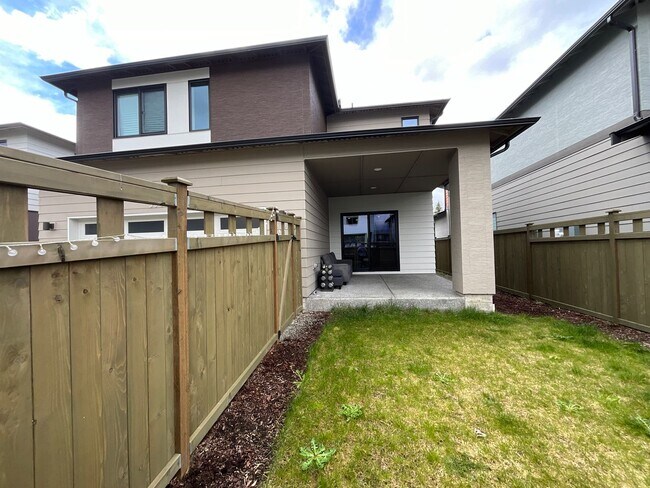Building Photo - Stunning Black Diamond home-Ten Trails (Pinewood Plan) - Available Early to Mid June