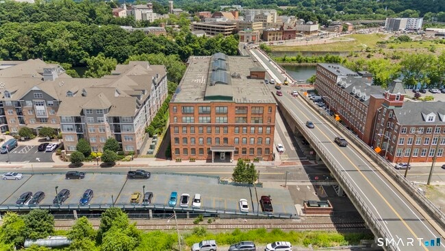 Building Photo - 145 Canal St E