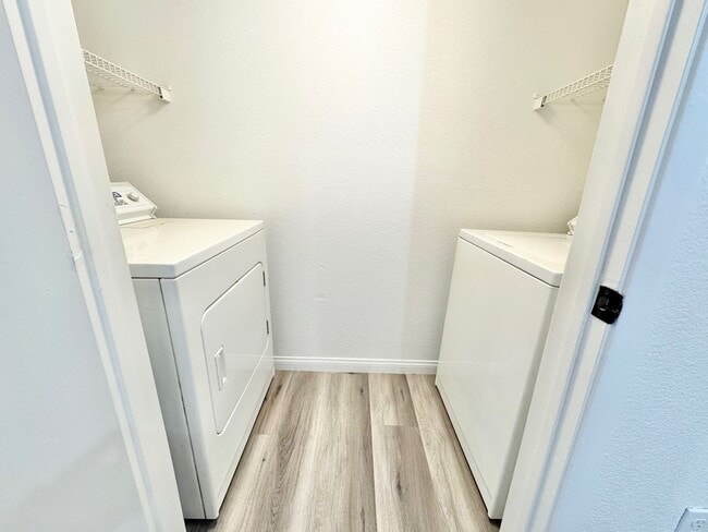 Building Photo - 2 Bedroom, 2 Full Bath Newly Renovated Con...