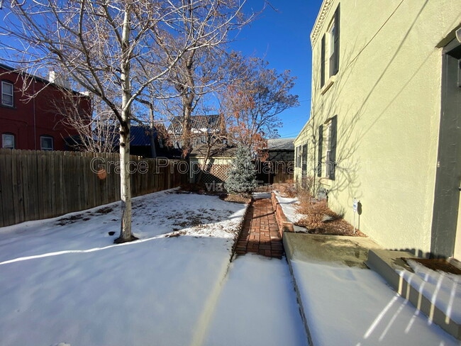 Building Photo - 819 E 25th Ave