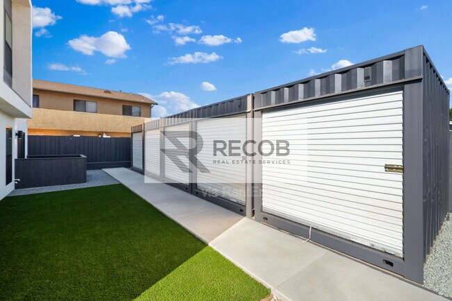 Building Photo - 1638 Elm Ave