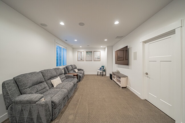 Building Photo - 949 Greenwillow Ln