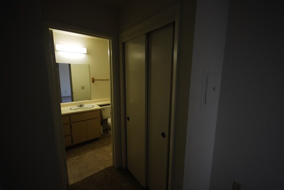 Building Photo - REDUCED - 1 bedroom 1 bath unit.