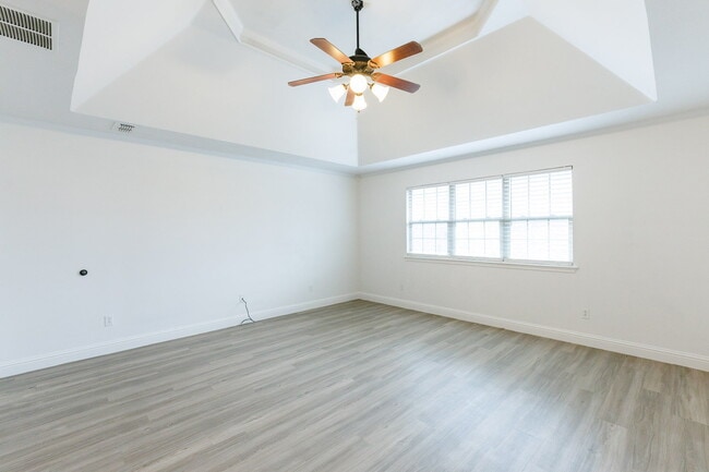 Building Photo - Gorgeous 4 bed 2.5 bath!