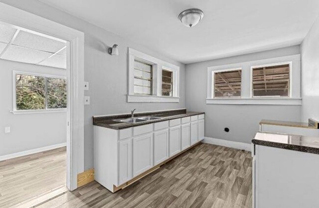 Building Photo - Newly Renovated 3 Bedroom 2 Bath Home w/ C...