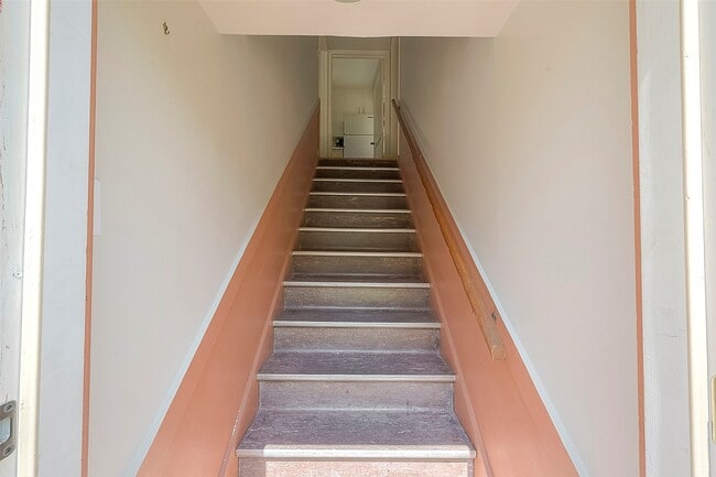 Building Photo - 1558 1/2 Castle Ct