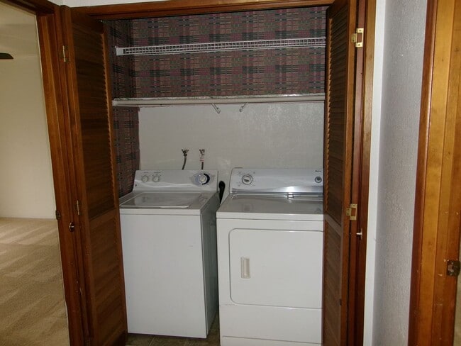 Building Photo - 2 Bedroom Condo