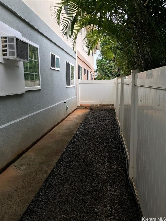 Building Photo - 2 bedroom, 1 bath in Kaimuki!