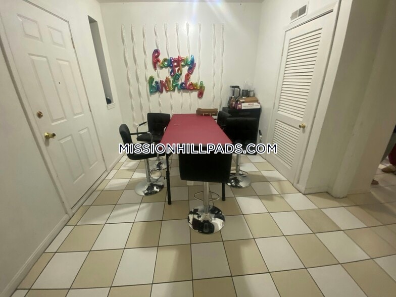 Building Photo - 715 Parker St