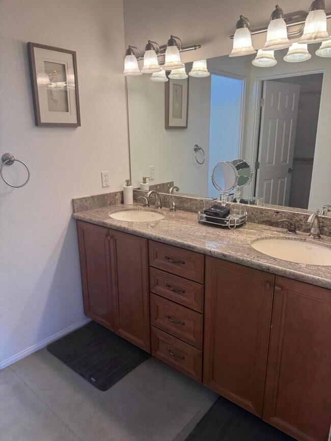 Building Photo - 54610 Avenida Alvarado