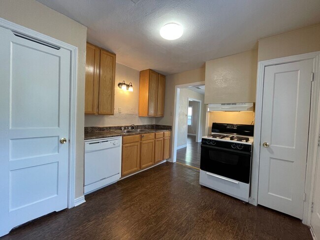 Building Photo - COMING SOON 2 BEDROOM 1 BATH HOME IN TCU AREA