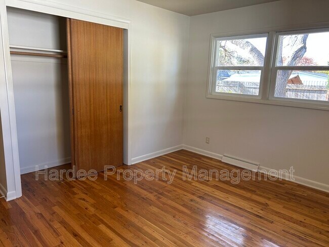 Building Photo - 1835 Broadmoor Dr