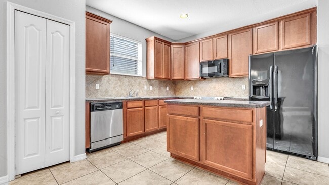 Building Photo - Beautiful 3BD/2BTH Home in Colony Lakes!