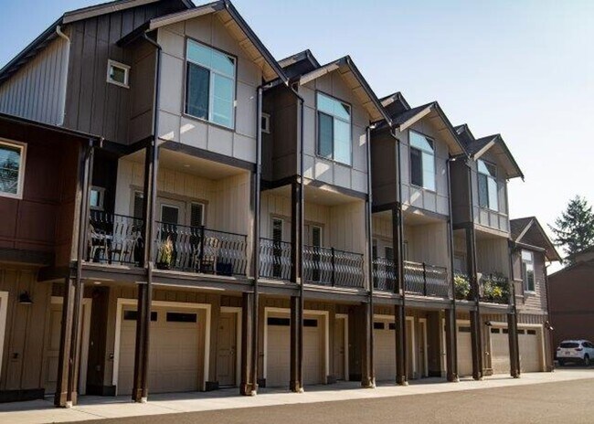 Building Photo - 1 bedroom Townhome with attached garage