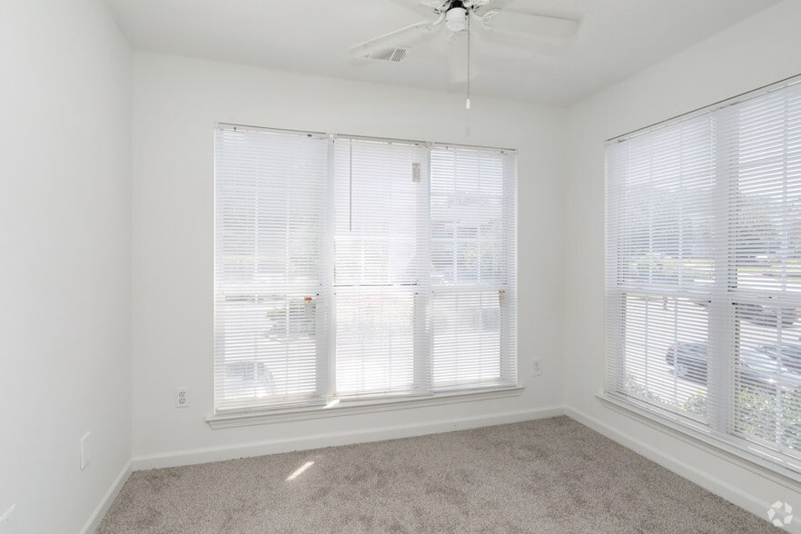 3BR, 2BA - 1308 SF - The Square at Lawrenceville