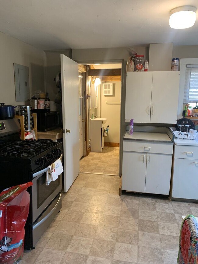 Building Photo - One bedroom, One bath duplex: Maple Height...