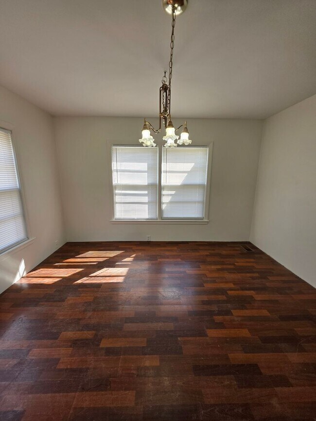 Building Photo - 3 BR House UTILITIES INCL!!!!