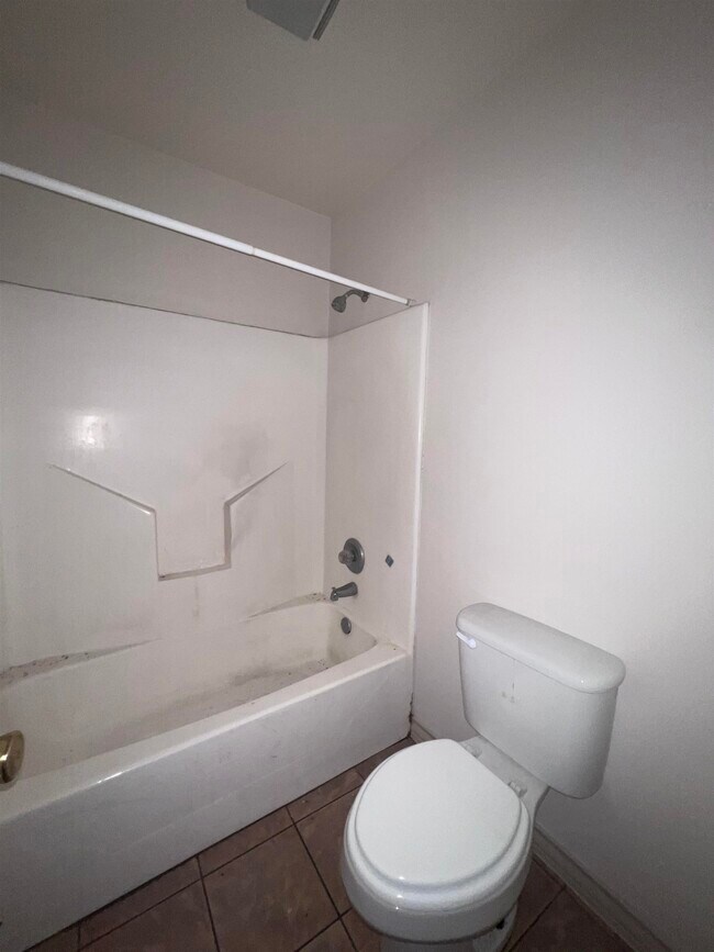 Building Photo - 419 W Eistetter St