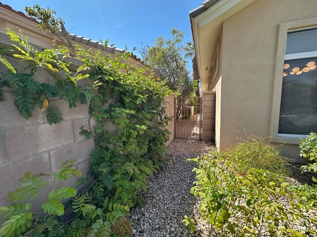 Building Photo - 78284 Rainbow Dr