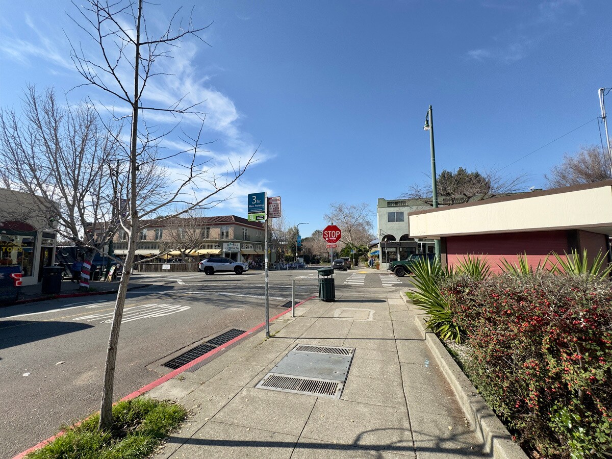 Building Photo - 2733 Russell St