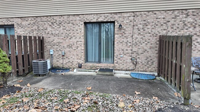 Building Photo - Spacious 2-Bed Townhome with Finished Basement, Pond View & Attached Garage in Fairfield