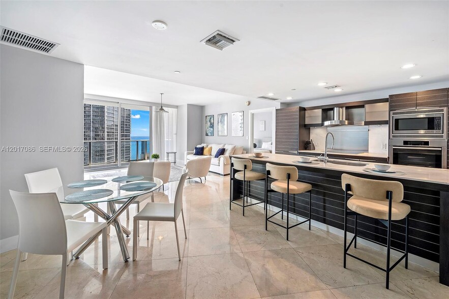 Building Photo - 200 Biscayne Boulevard Way