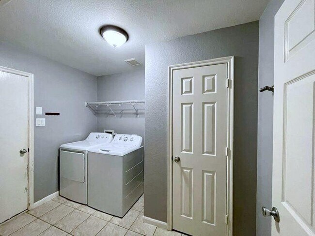 Building Photo - 22206 Orchard Dale Dr