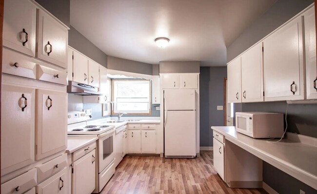 Building Photo - 4 Bedroom 3 Bathroom - South Fargo - All U...