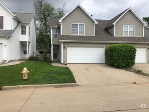 Building Photo - Extremely sharp 3BR 2.5 bath townhouse in ...