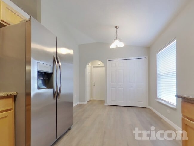 Building Photo - 864 Vanderbilt Dr