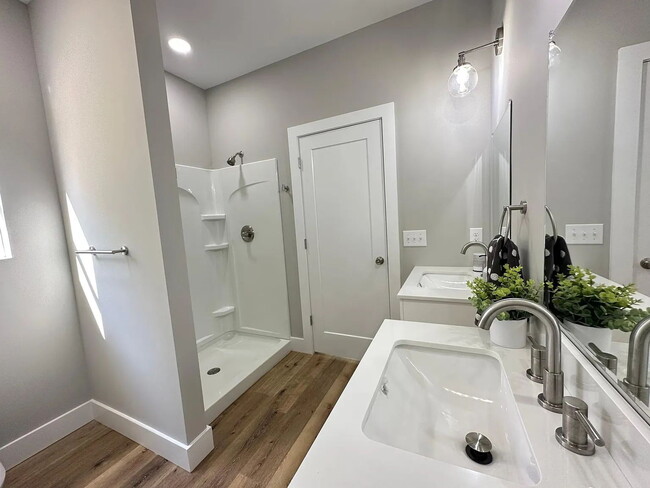 Building Photo - 3-Yr-Old Gem in East Brainerd – Prime Spot...
