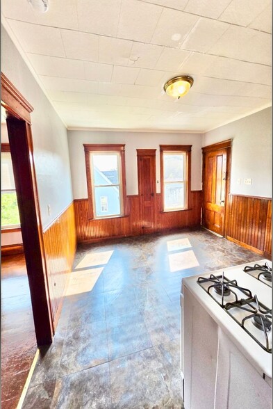Building Photo - 212 Welles St