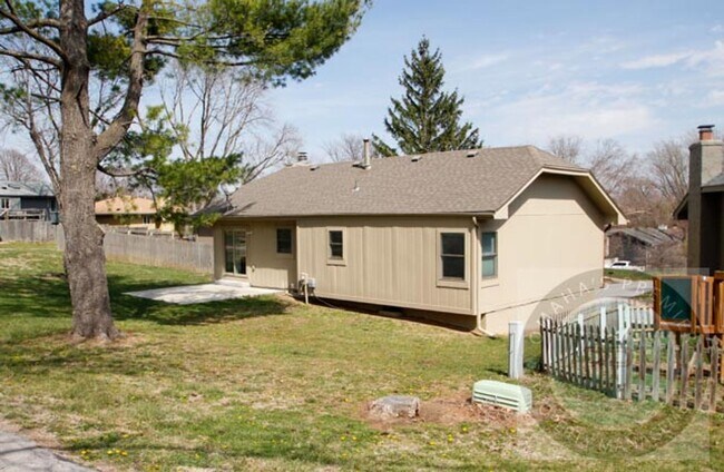 Building Photo - Millard 3 bed 3 bath with Park Access!