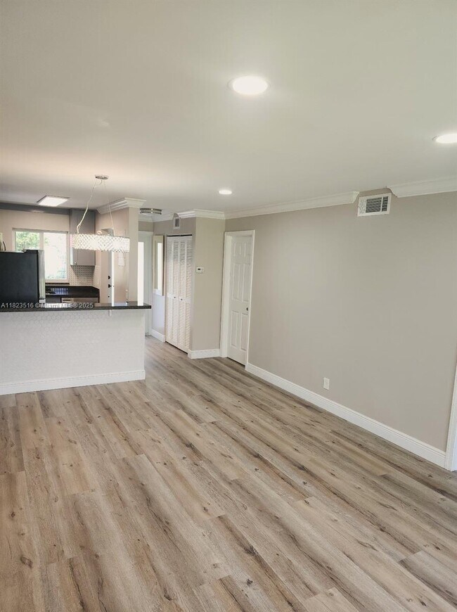 Building Photo - 9855 Sandalfoot Blvd
