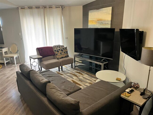 Building Photo - 1601 Faro Dr