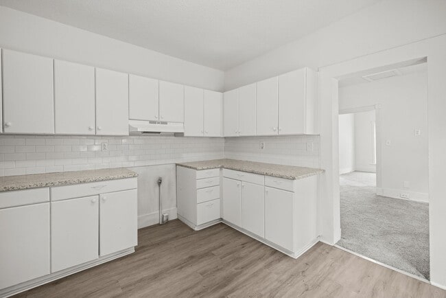 Building Photo - Spacious 4 Bedroom 2 Bath Home