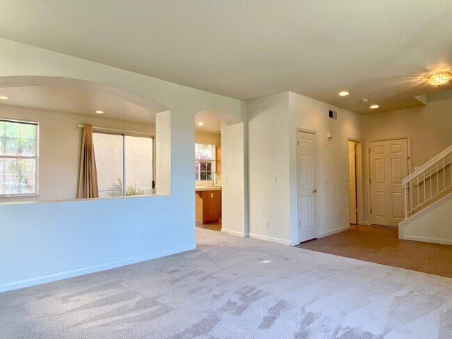 Building Photo - Fresh Interior Paint, Carpeting - Dogs und...