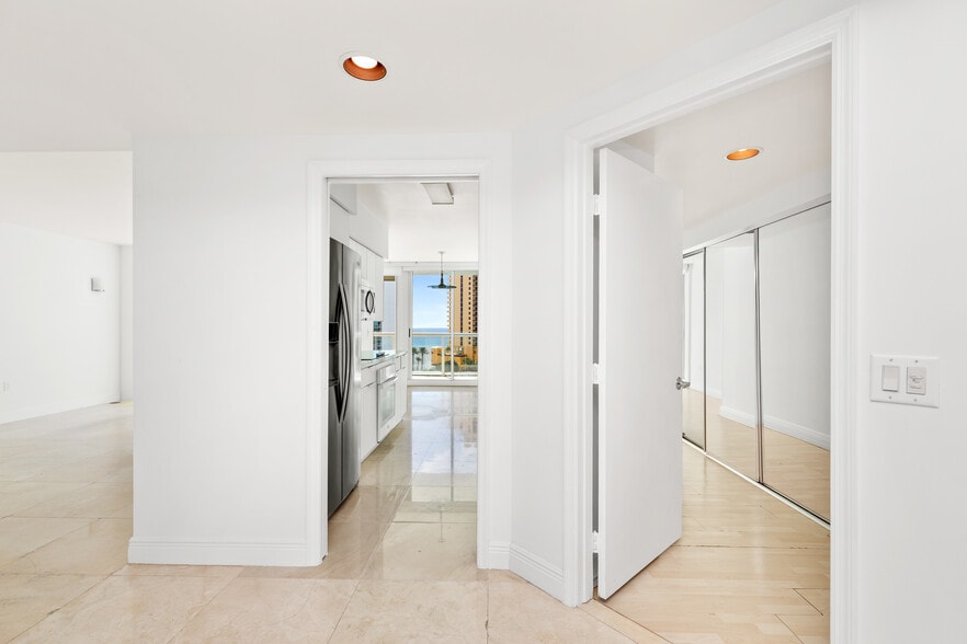 Building Photo - 16400 Collins Ave