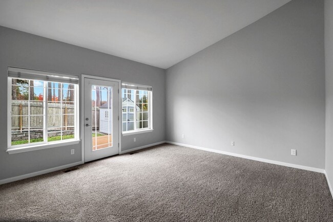 Building Photo - 3 Bed 2.5 Bath - Fireside - RV/Boat Parking - Fort Nugent Park