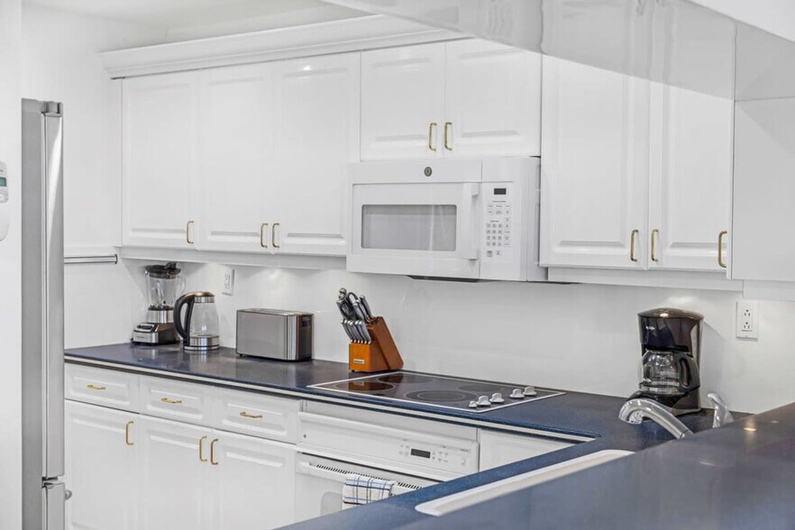 Building Photo - 1717 N Bayshore Dr