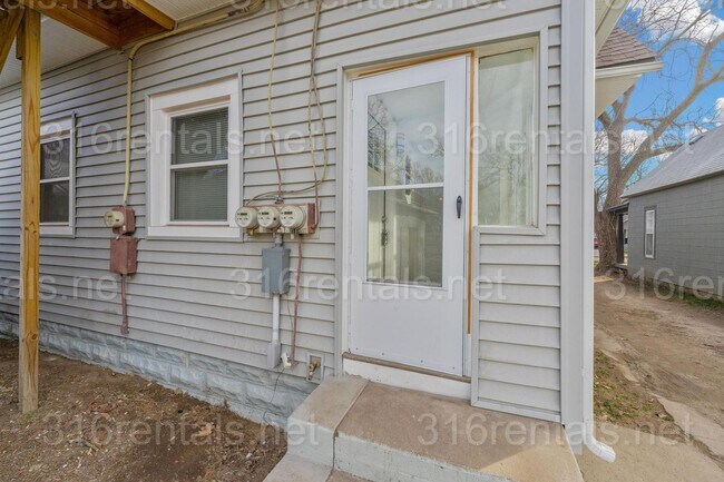 Building Photo - $850 - 1 bed 1 bath - Beautiful newly renovated Multi-family home located in Delano