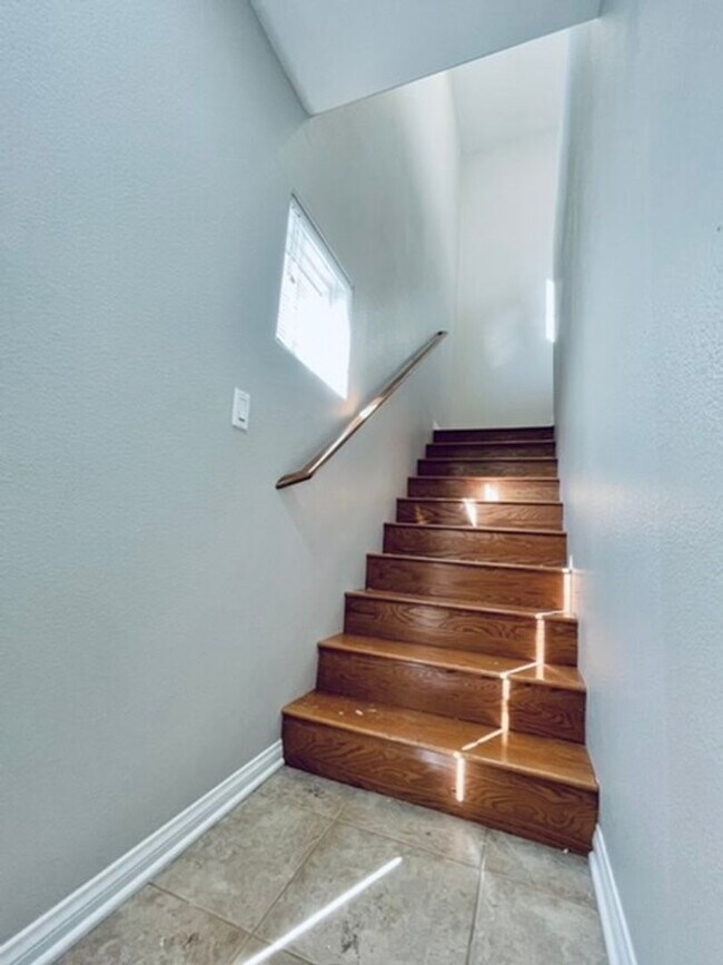 Building Photo - WONDERFUL 2 BED CONDO W/ ATTACHED GARAGE IN GATED COMMUNITY!