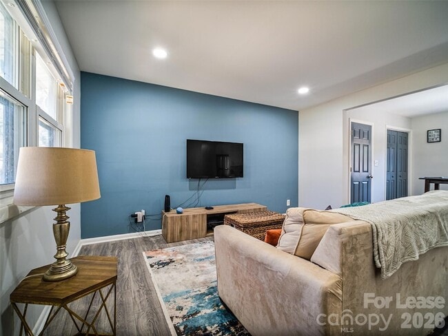 Building Photo - 2515 Thornton Rd