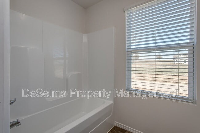 Building Photo - 2206 Yearling Dr