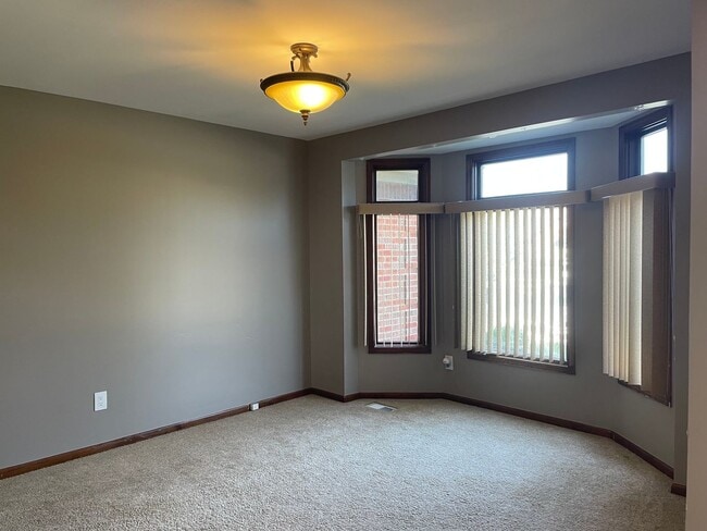Building Photo - Clinton Twp Home-4-Bedroom, 2.5 Baths, Lau...