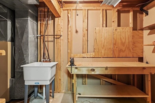 Building Photo - Spacious Harvey Oaks 4-bedroom home with classic charm and modern updates