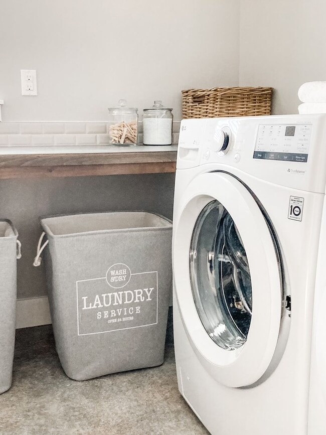 Building Photo - 3 Bedroom 3 1/2 Bathroom Home Located on a Corner Lot in Harris Ranch