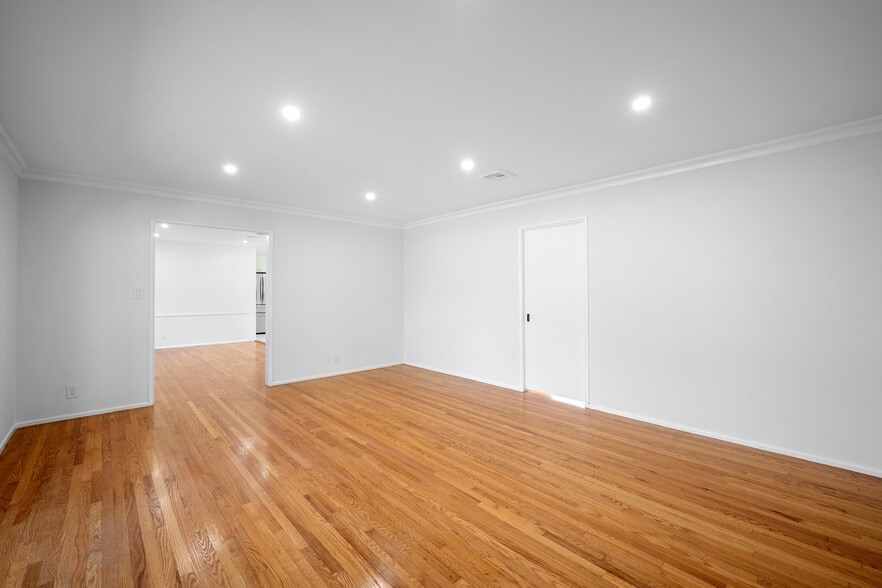 Building Photo - 685 Rim Rd