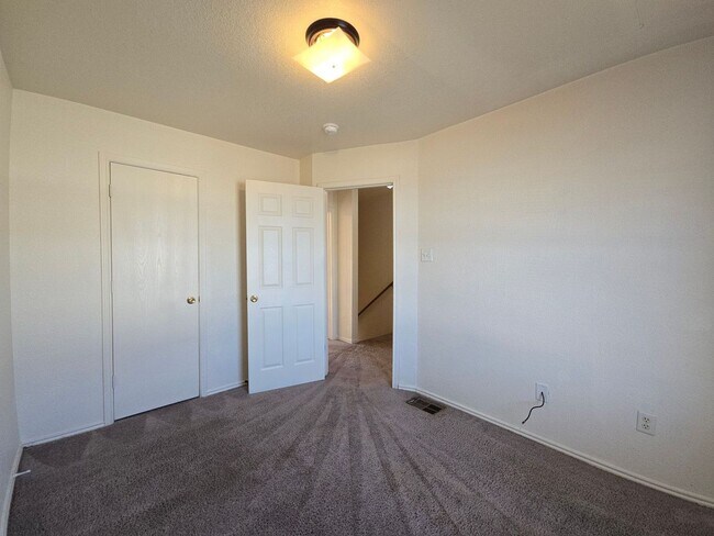 Building Photo - RENT SPECIAL - AVAILABLE NOW!